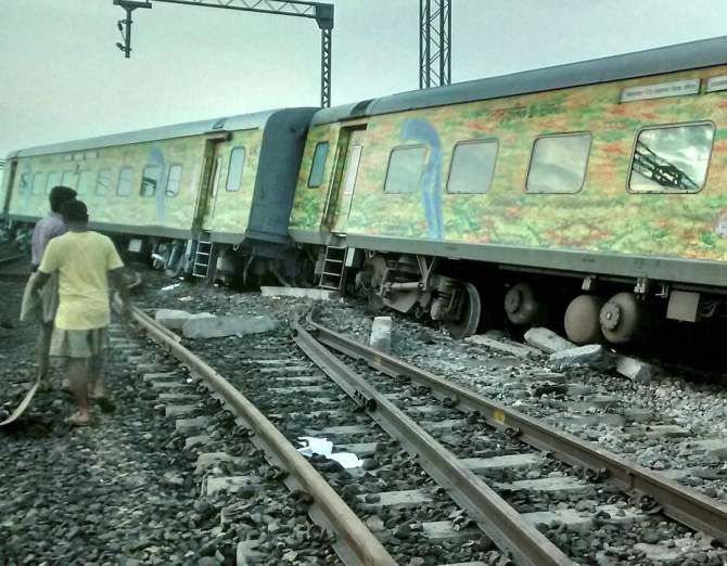 Jharkhand Derailment Derail Accident Indian Railways Howrah–Mumbai CSMT Weekly Express Train wreck 