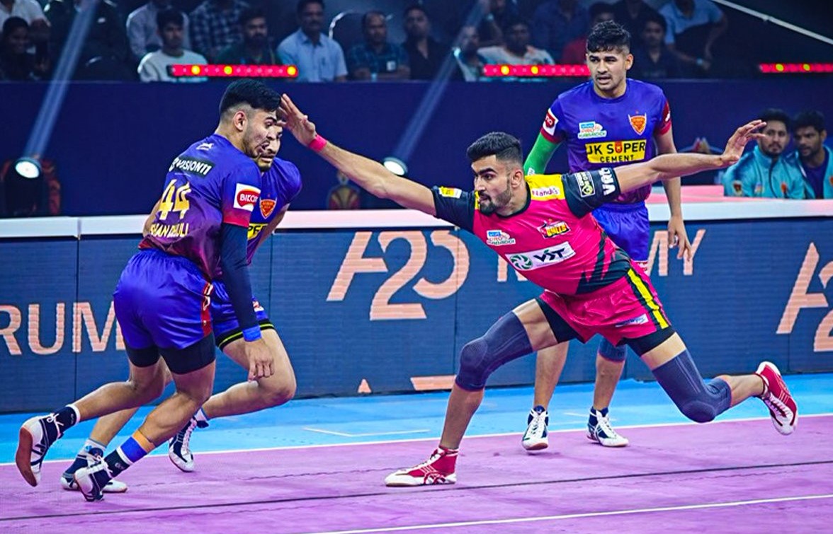 Bengaluru Bulls Dabang Delhi K.C. Pro Kabaddi League Pardeep Narwal 